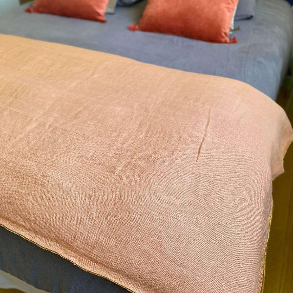 Édredon bout de lit en lin lavé Beige rosé pour canapé ou lit en lin certifié european flax fabriqué en France coloris rose déhoussable vendu avec le garnissage
