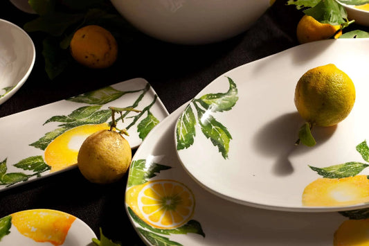 Ensemble de plat en faience Italienne avec des motifs de citrons appliqués à la main