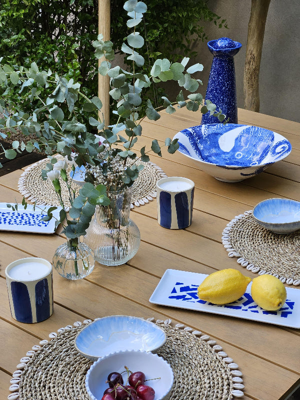 décoration de table avec plateau en porcelaine blanche de forme rectangle