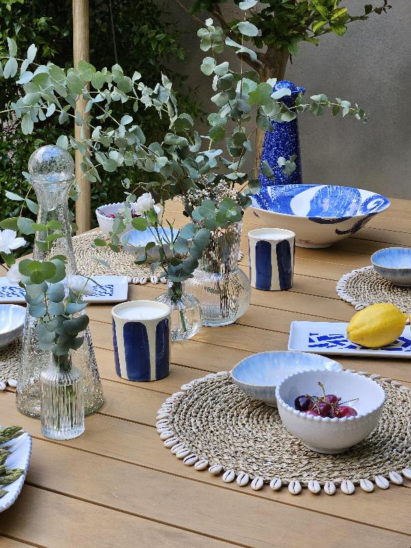 décoration de table avec set de table tressé en raphia et coquillages