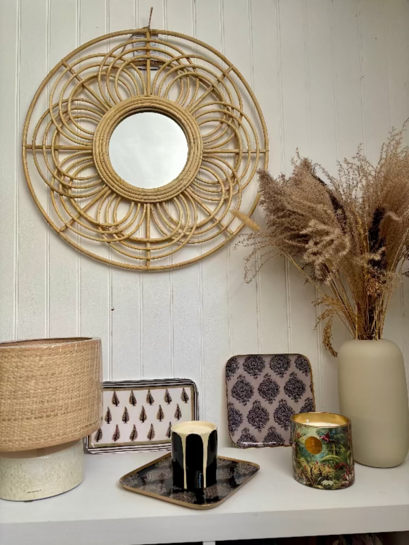 décoration design avec miroir lampe vase et bougie