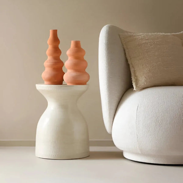 deux vases en terre cuite fait à la main posé sur un bout de canapé