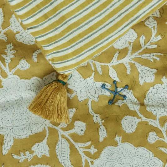Édredon en coton imprimé block print jaune avec des pompons élégants