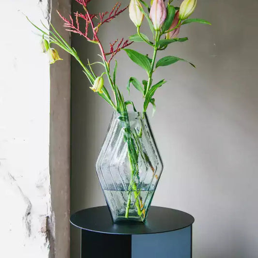 grand vase en verre recyclé  de forme hexagonal