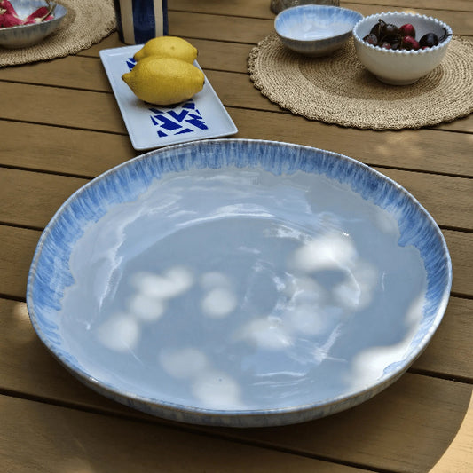 grand saladier en grès blanc avec un effet nacré bleu