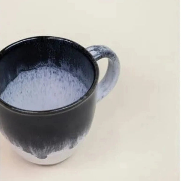 mug en céramique noire faite à la main au Portugal