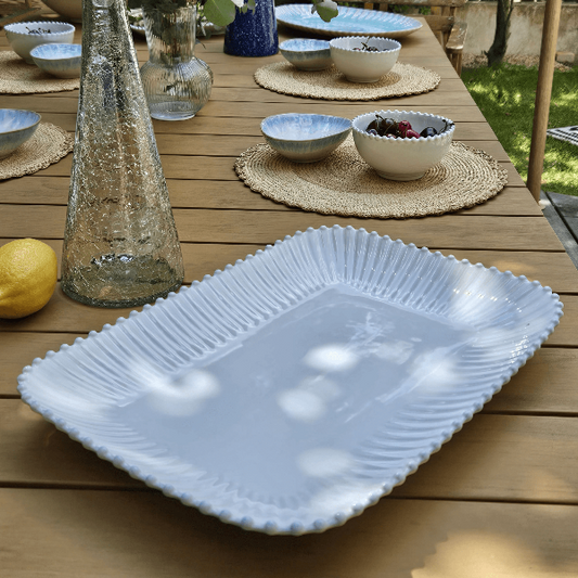 grand plat de service plat rectangulaire en grès blanc sur une table