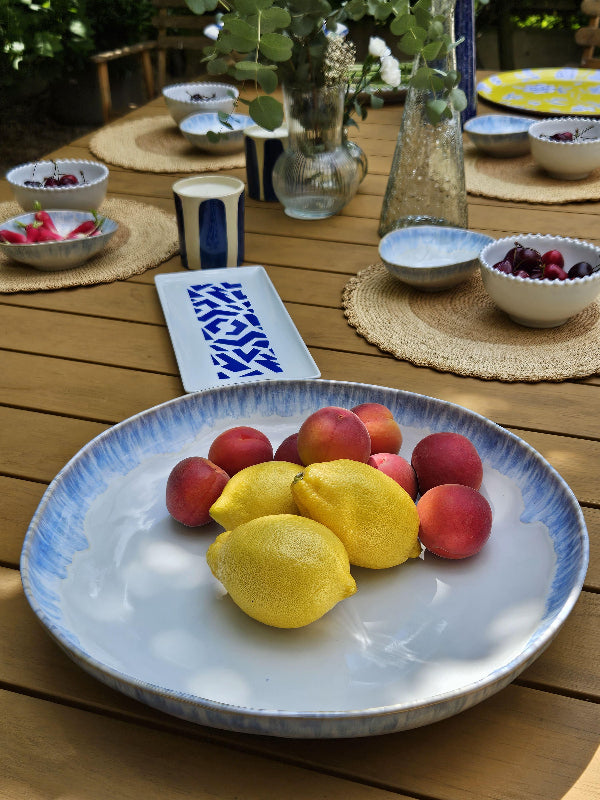 saladier en grès blanc et bleu avec des fruits