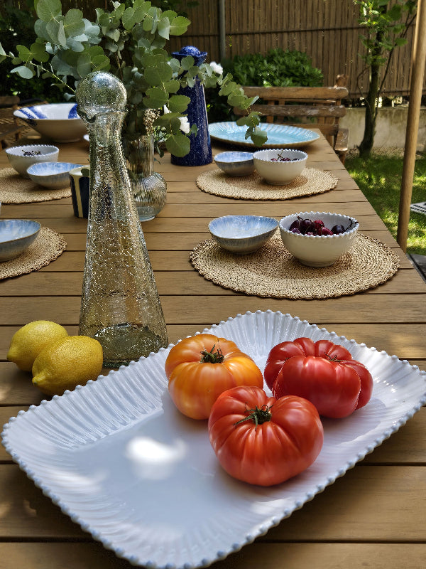 plat dentelé en céramique blanche