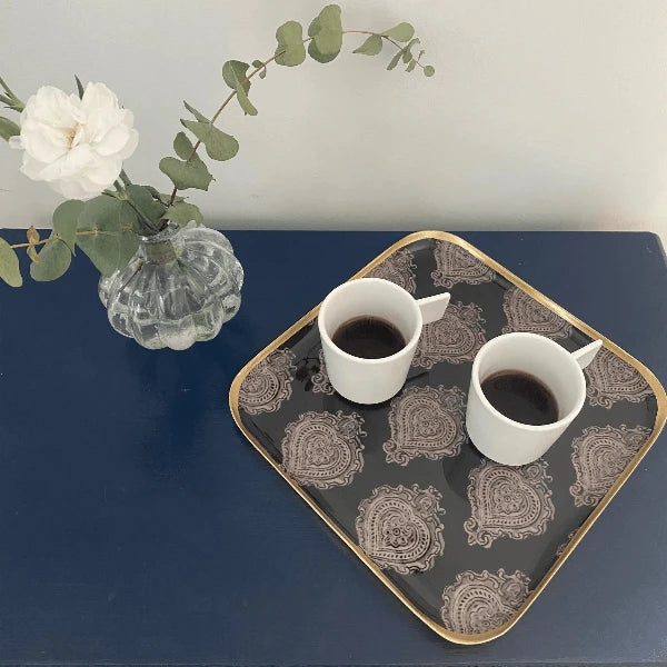 PLATEAU CARRE NOIR EN METAL EMAILLE bistrot chic