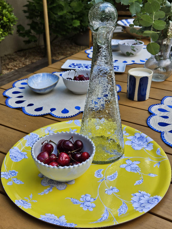 décoration de table avec tableau de service rond en bois durable