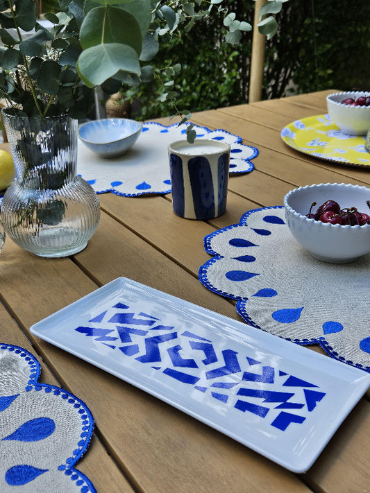 table dressée avec un tableau rectangle en porcelaine fabriqué en grèce