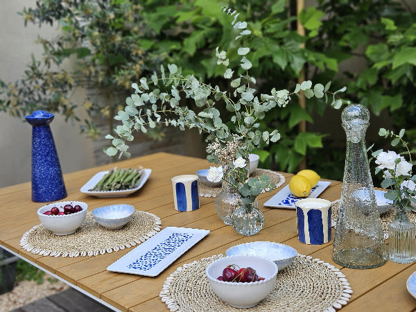 plateau en porcelaine bleu et blanche sur une table