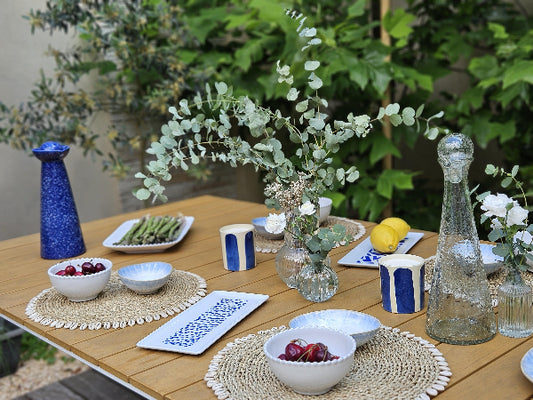 plateau en porcelaine bleu et blanche sur une table
