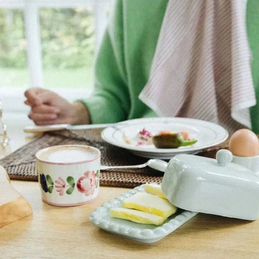 tasse en faïence blanche  motif fleuri fabriquée artisanalement au Portugal