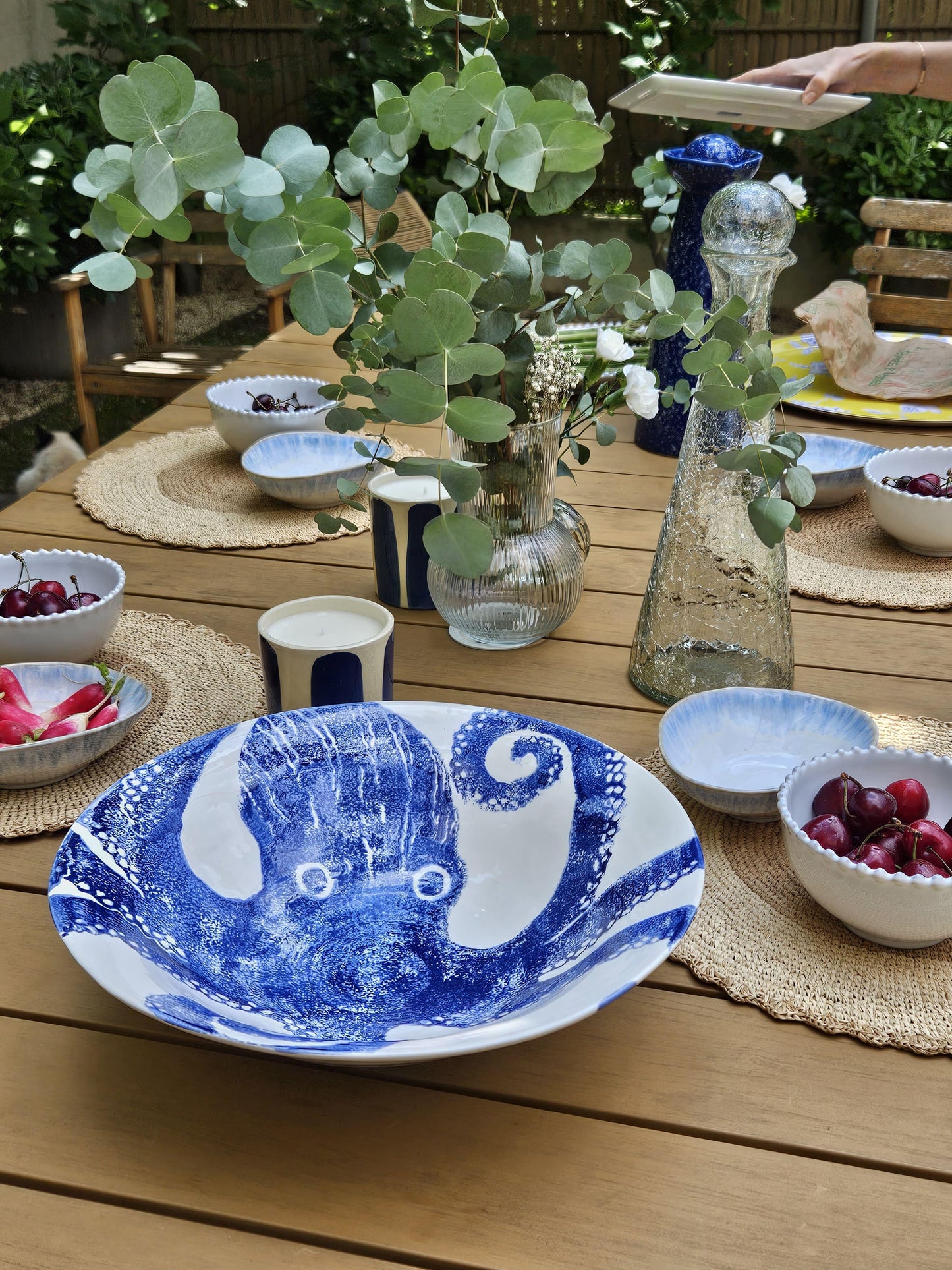 décoration de table avec un grand saladier en faience fabriqué en Italie