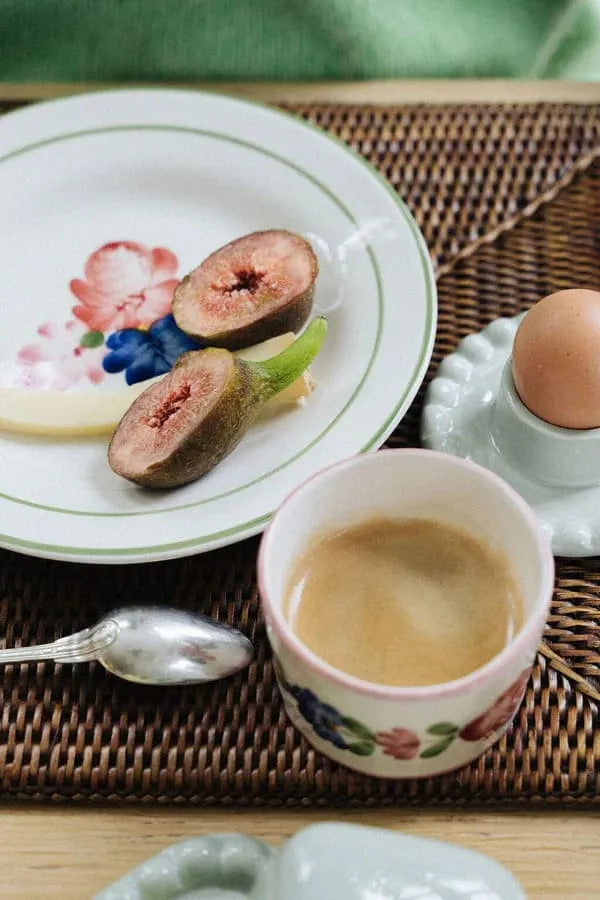 tasse en faïence blanche avec des motifs floraux