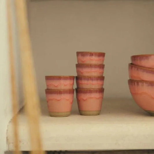 tasse à expresso en céramique rose faite artisanalement au Portugal
