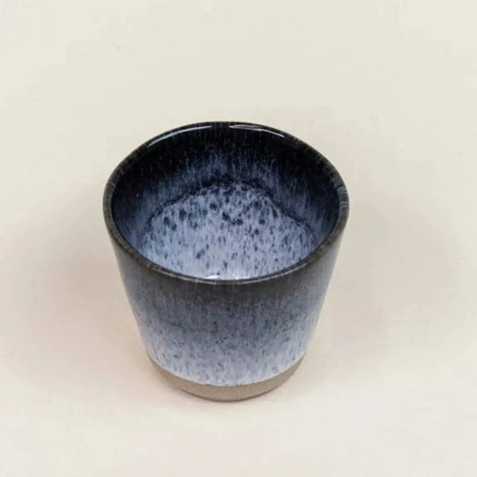 tasse à expresso en céramique noir faite à la main au Portugal