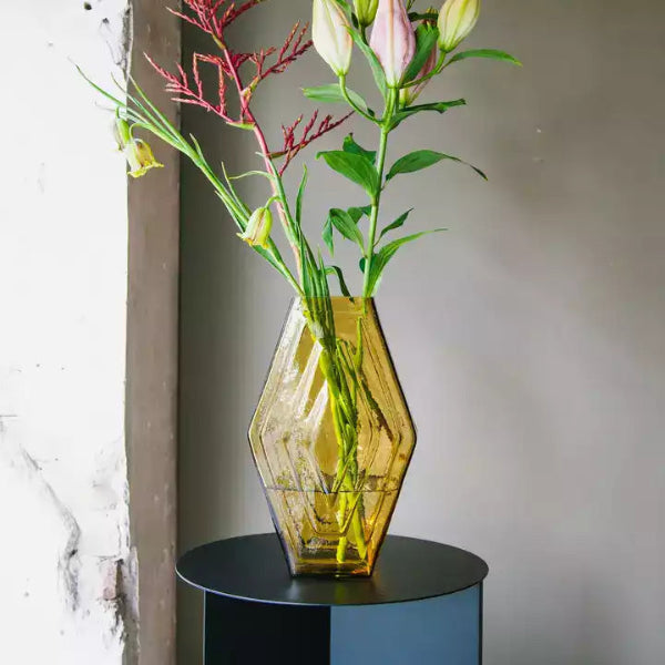 vase hexagonal avec fleurs ambré en verre recyclé