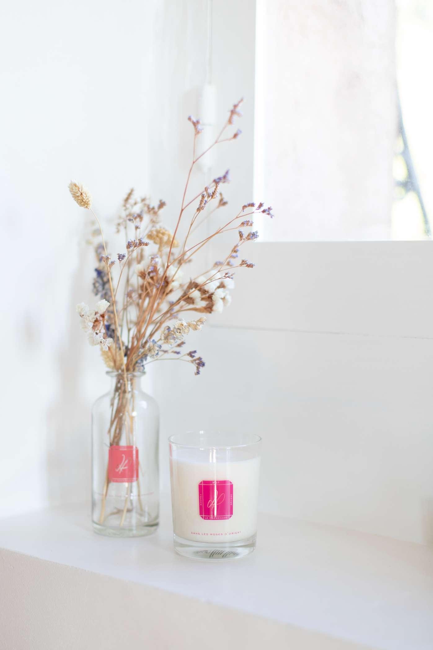 Bougie fabriquée en France en cire végétale parfumée fragrance rose dans un pot en verre recyclé accompagnée d'un essence de parfum à vaporiser sur une petite plaque en céramique