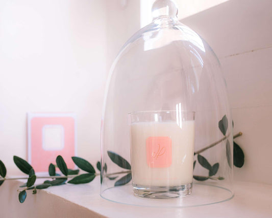 Bougie fabriquée en France en cire végétale parfumée fragrance pêche abricot et plante aromatique dans un pot en verre recyclé accompagné d'une fragrance de parfum à vaporiser sur une petite plaque en céramique