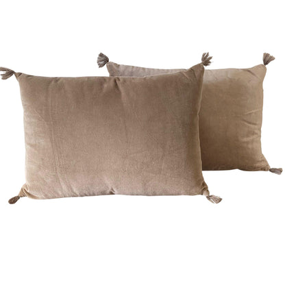 coussin en velours rectangle greige avec pompons fabriqué artisanalement en Inde