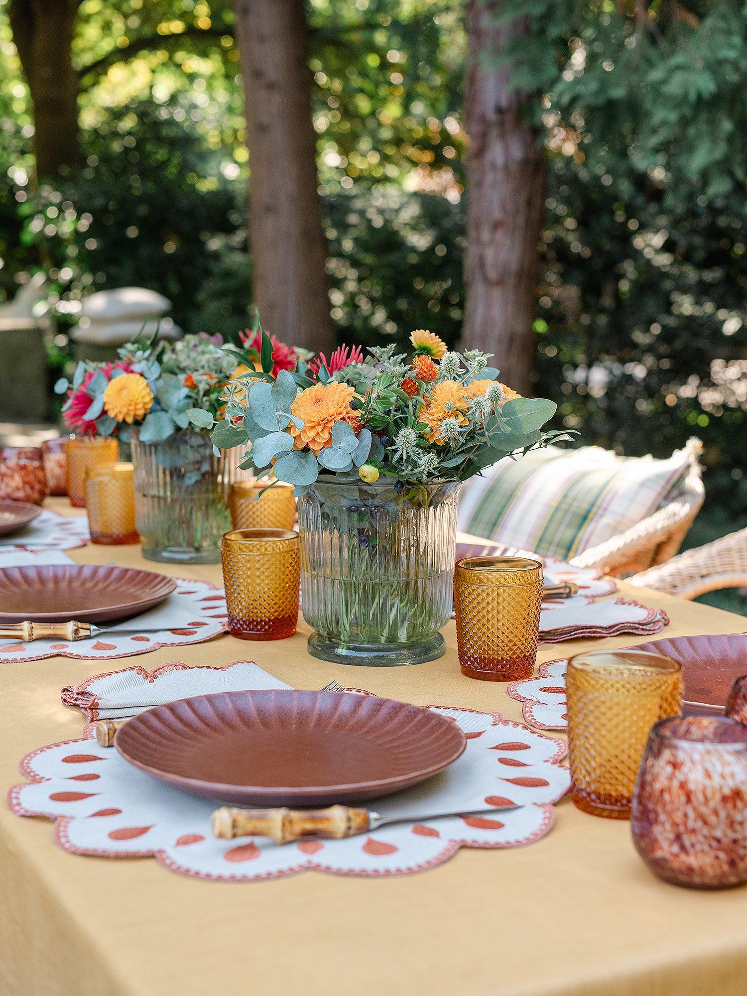 set de table festonné beige et contour terracotta fabriqué au Portugal  mise enscène