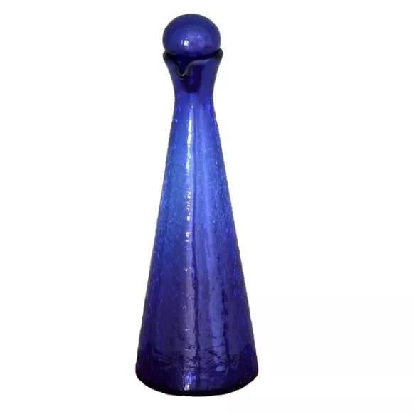 Carafe haute en verre craquelé bleu fabriquée artisanalement en Tunisie