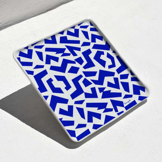 Plateau carré en porcelaine motif graphique bleu pour la déco ou la vaisselle fabriqué en Grèce