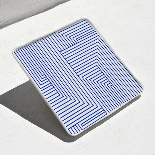 Plateau carré en porcelaine motif lignes graphiques bleues pour la déco ou la vaisselle fabriqué en Grèce