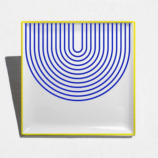 Plateau carré en porcelaine motif graphique bleu contour contrasté jaune pour la déco ou la vaisselle