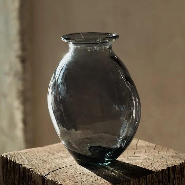 Magnifique vase teinté gris en verre reyclé fabriqué en Allemagne vue de côté