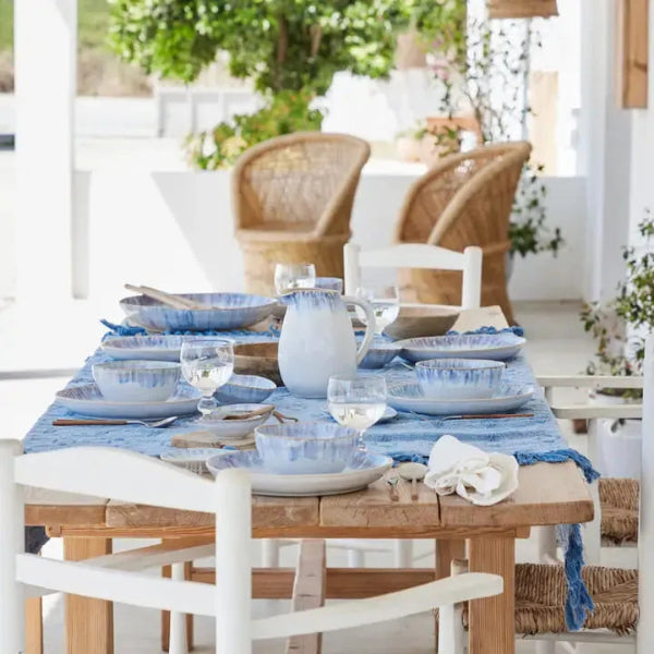 table dressée avec de la vaisselle durable en grès blanc et bleu