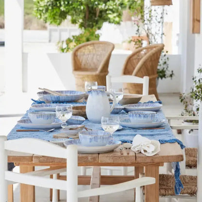 table dressée avec de la vaisselle durable en grès blanc et bleu