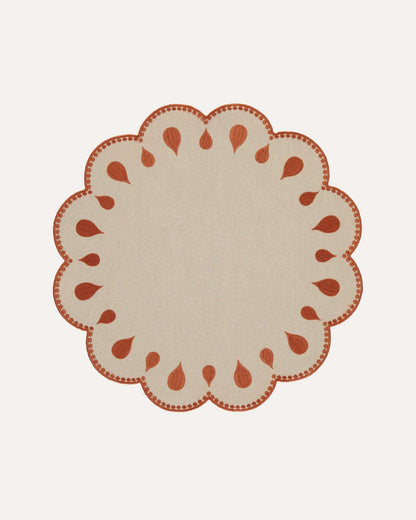 gros plan set de table festonné beige et contour terracotta fabriqué au Portugal 