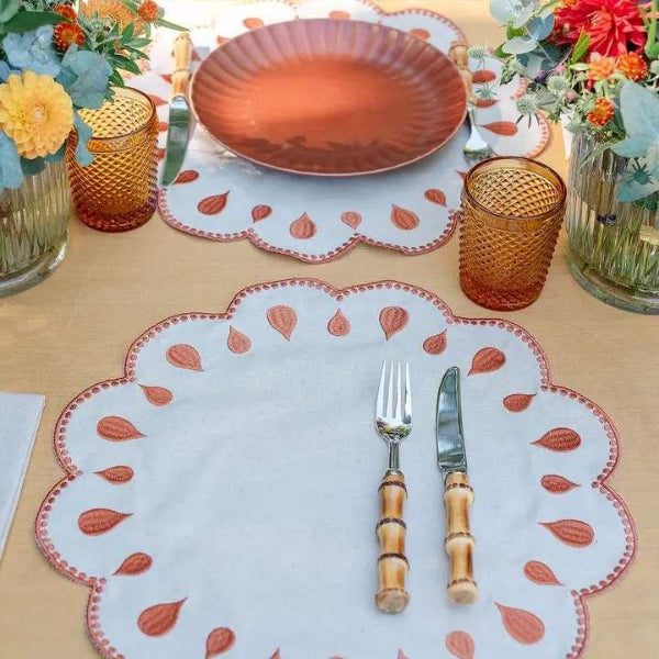 Set de table rond festonné beige et terracotta fabriqué au Portugal 