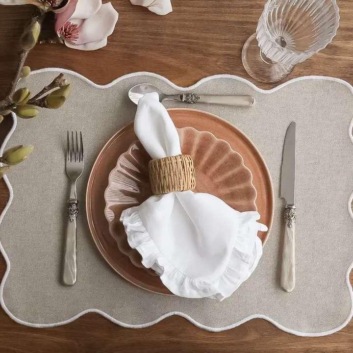 Set de table beige festonné avec contour brodé blanc fabriqué au Portugal