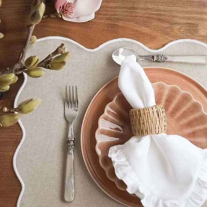 Set de table beige festonné avec contour brodé blanc fabriqué au Portugal