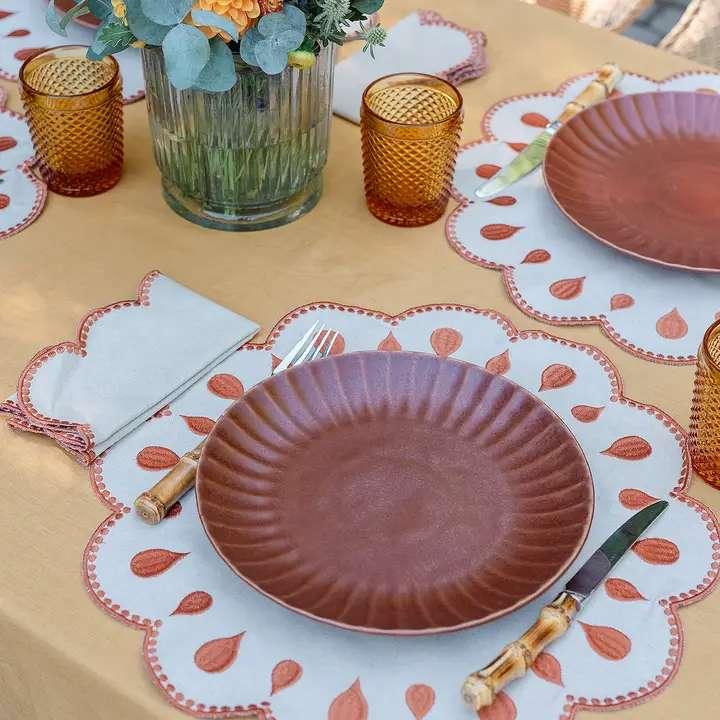 set de table festonné beige et contour terracotta fabriqué au Portugal 