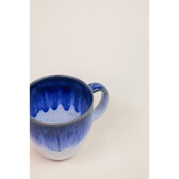 Tasse en céramique bleue