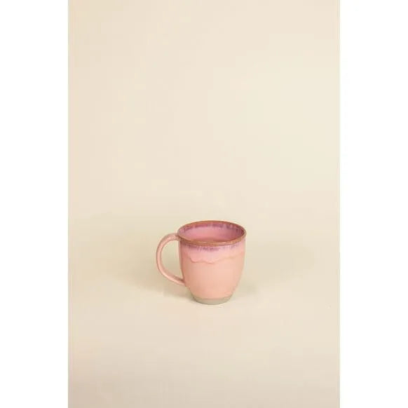 tasse rose en céramique faite à la main