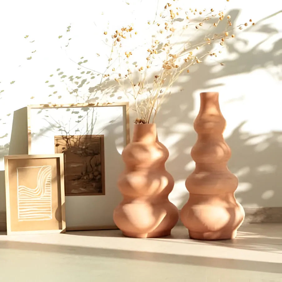 vases en terracotta ondulés