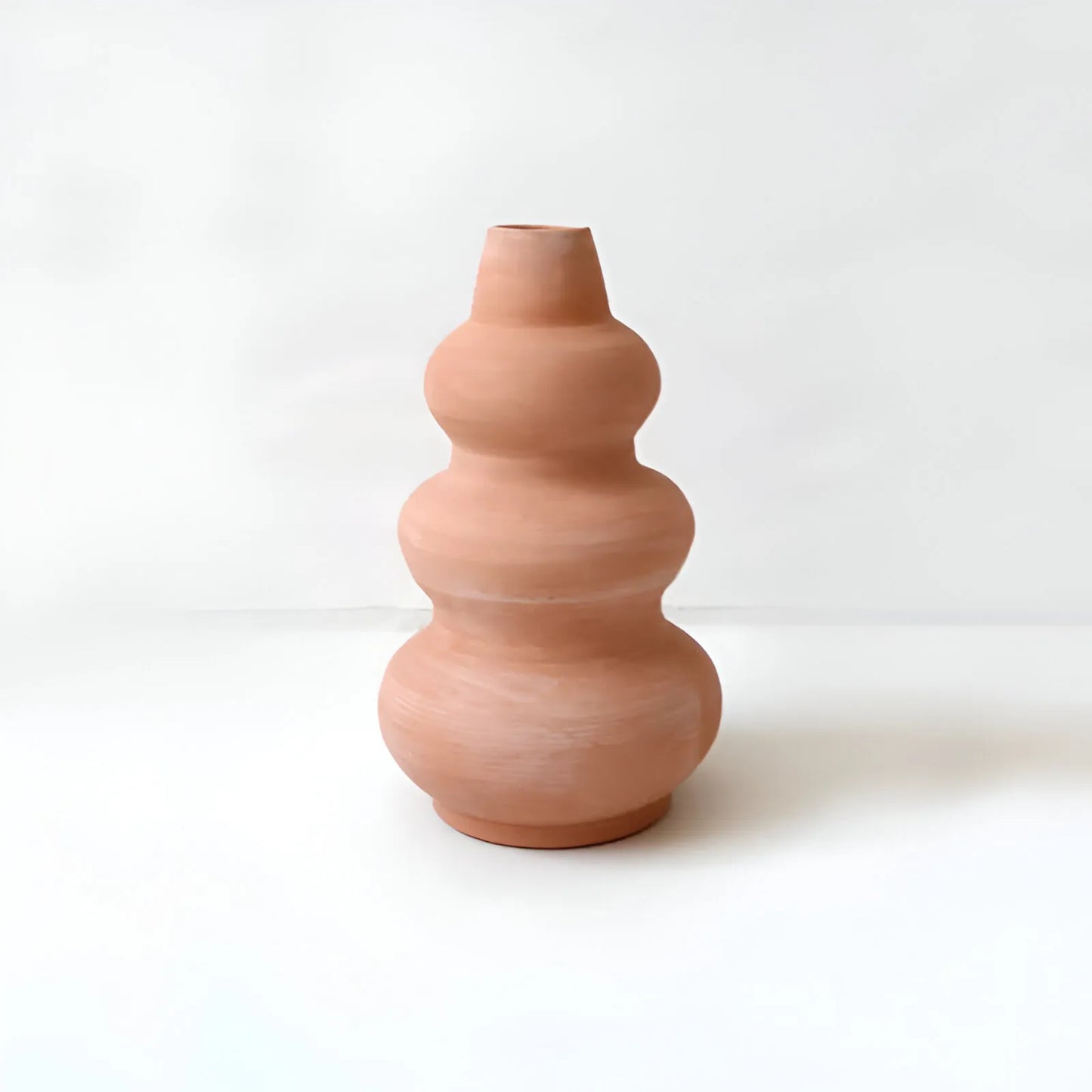 vase ondulé en terracotta fait à la main