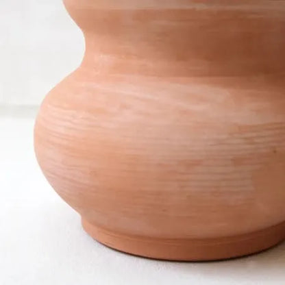 zoom vase ondulé en terracotta fait à la main